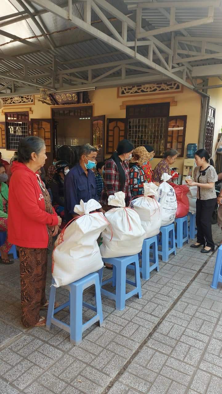 tịnh xã phát quà