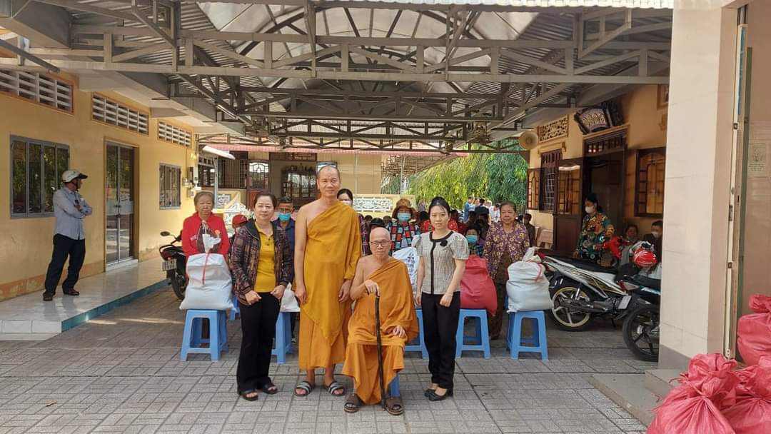 tịnh xã phát quà
